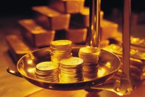 如何分析纸黄金费用
的波动原因？这种分析对投资决策有何指导意义？