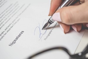 新华保险的款项如何领取？领取时需要注意哪些问题？