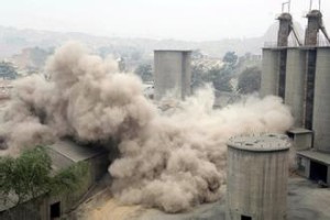 如何拆除水泥地面？这种拆除方法对施工安全有何保障？