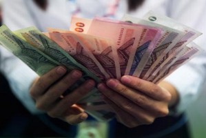 如何计算泰铢的汇率牌价？这种汇率牌价的计算依据是什么？