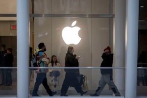 苹果股价重挫9%！美国关税大棒下iPhone会涨价吗
