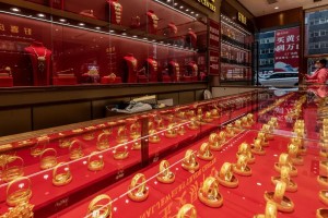 黄金每克涨47元！金价“过山车”，回收套路多，回收商称不敢持金过夜