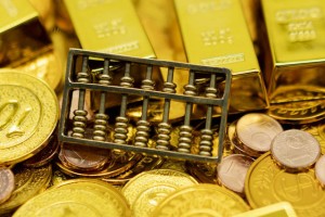期货基本面分析在投资决策中的作用是什么？这种分析方法有哪些关键要素？
