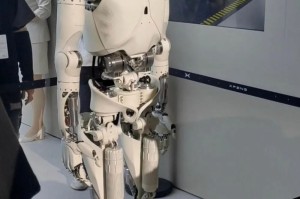 上海车展「车模」盘点：小鹏机器人吸睛，比亚迪派出悟空