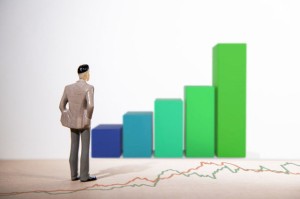 哪些企业在资金方面面临较大压力？这种资金压力会导致什么后果？