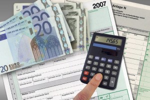 如何观察黄金费用
的变化态势？这种变化态势如何反映市场需求？