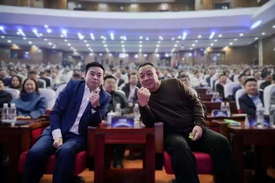 于东来打断永辉高管发言，质问永辉店月赚200万不涨工资
